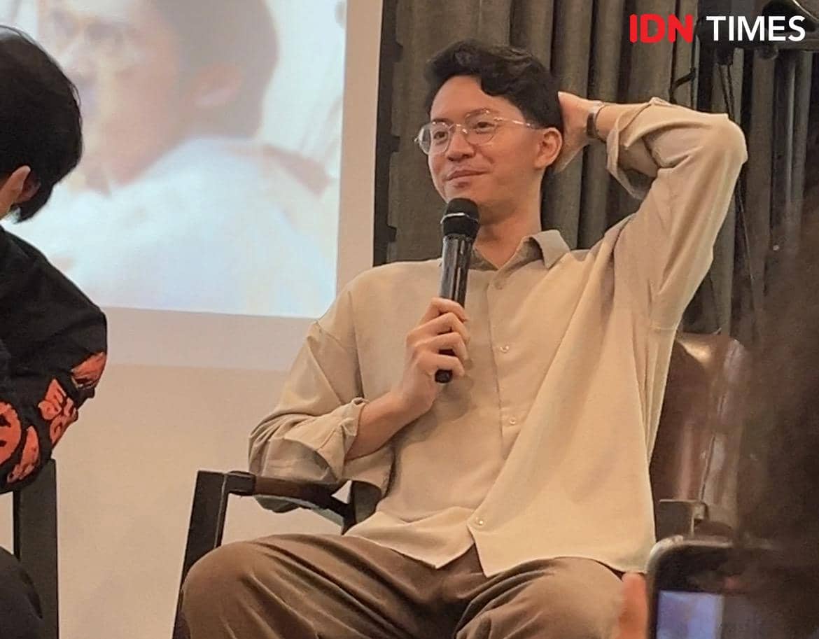 Seorang pria memegang mikrofon sambil tersenyum dalam sesi wawancara eksklusif Lomba Sihir di The Veranda, CIBIS Park, Jakarta Selatan.