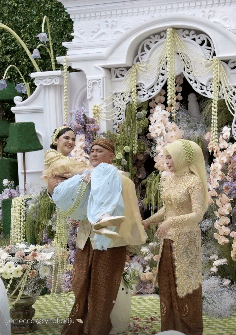 momen siraman El Rumi dan Syifa Hadju