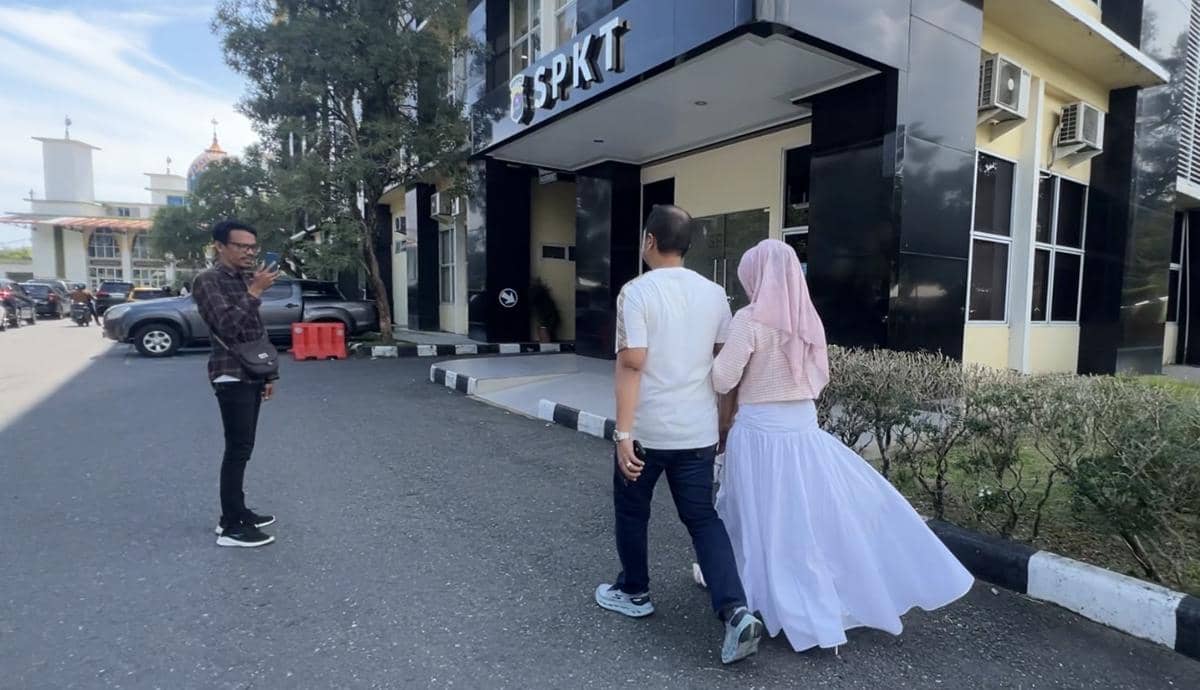 Doris menuju ruang SPKT Mapolda Sumbar (Foto: IDN Times/Halbert Caniago)