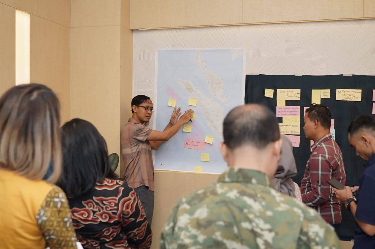 Pemetaan perairan barat Sumatra oleh para ilmuwan pada forum simposium LSMPA di Medan. Dok. Konservasi Indonesia.jpg.jpeg