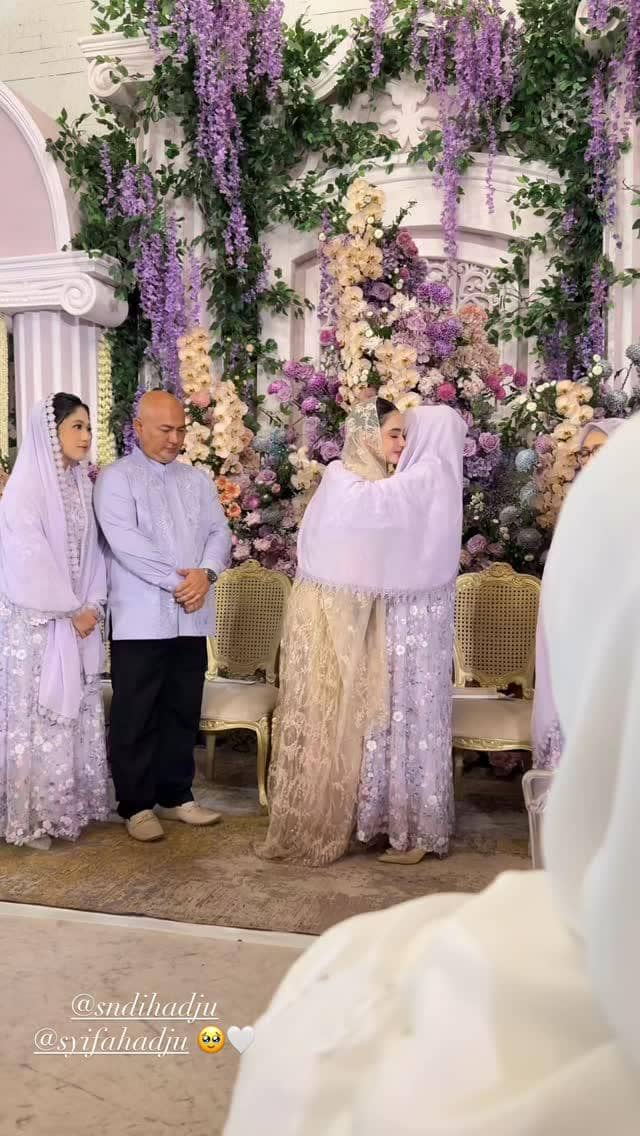 Momen pengajian dan siraman menjelang pernikahan Syifa Hadju dengan dekorasi bunga ungu dan pastel serta keluarga yang hadir.