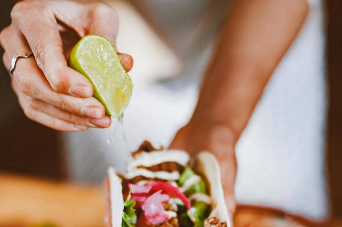 Potret orang memeras jeruk nipis untuk condiment makanan