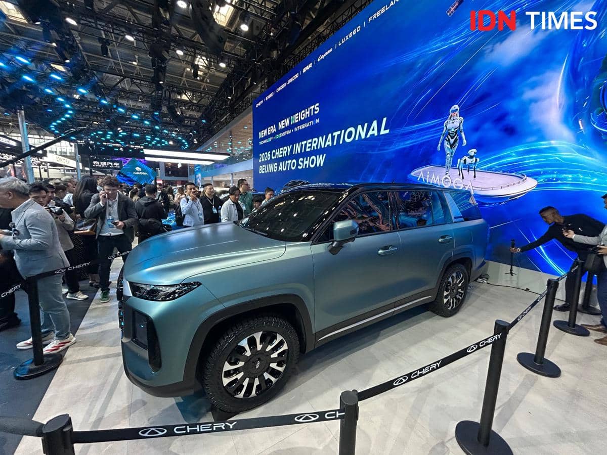 SUV Chery Tiggo V berwarna abu-abu dipamerkan di Beijing Auto Show 2026 dengan latar belakang layar biru besar dan pengunjung yang ramai.