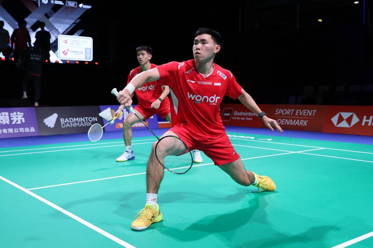 Dua pemain bulu tangkis Indonesia mengenakan seragam merah berlatih di lapangan menjelang Thomas Cup 2026 di Denmark.