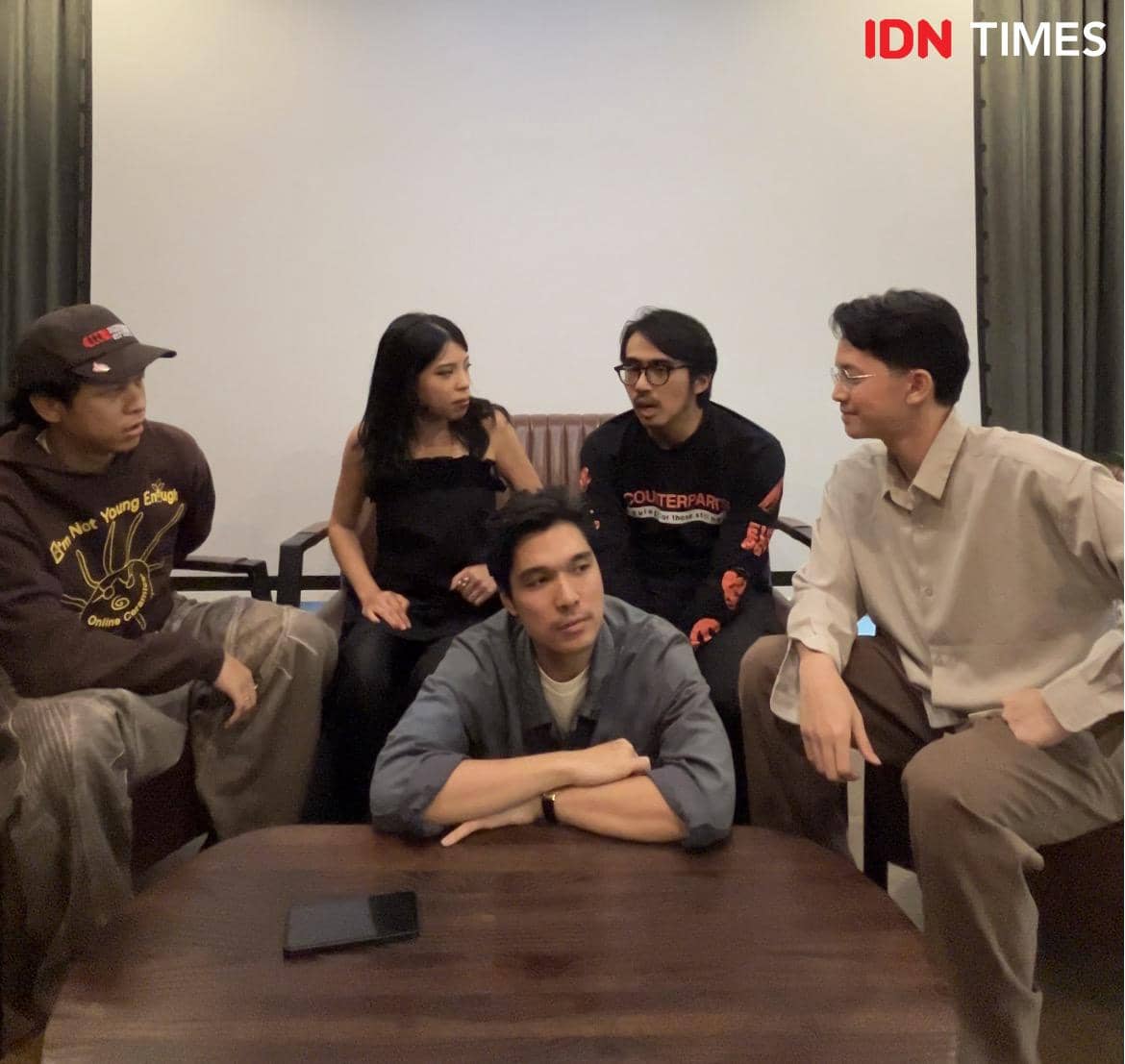 Lima orang duduk mengelilingi meja kayu dalam sesi wawancara eksklusif di The Veranda, CIBIS Park, Jakarta Selatan.