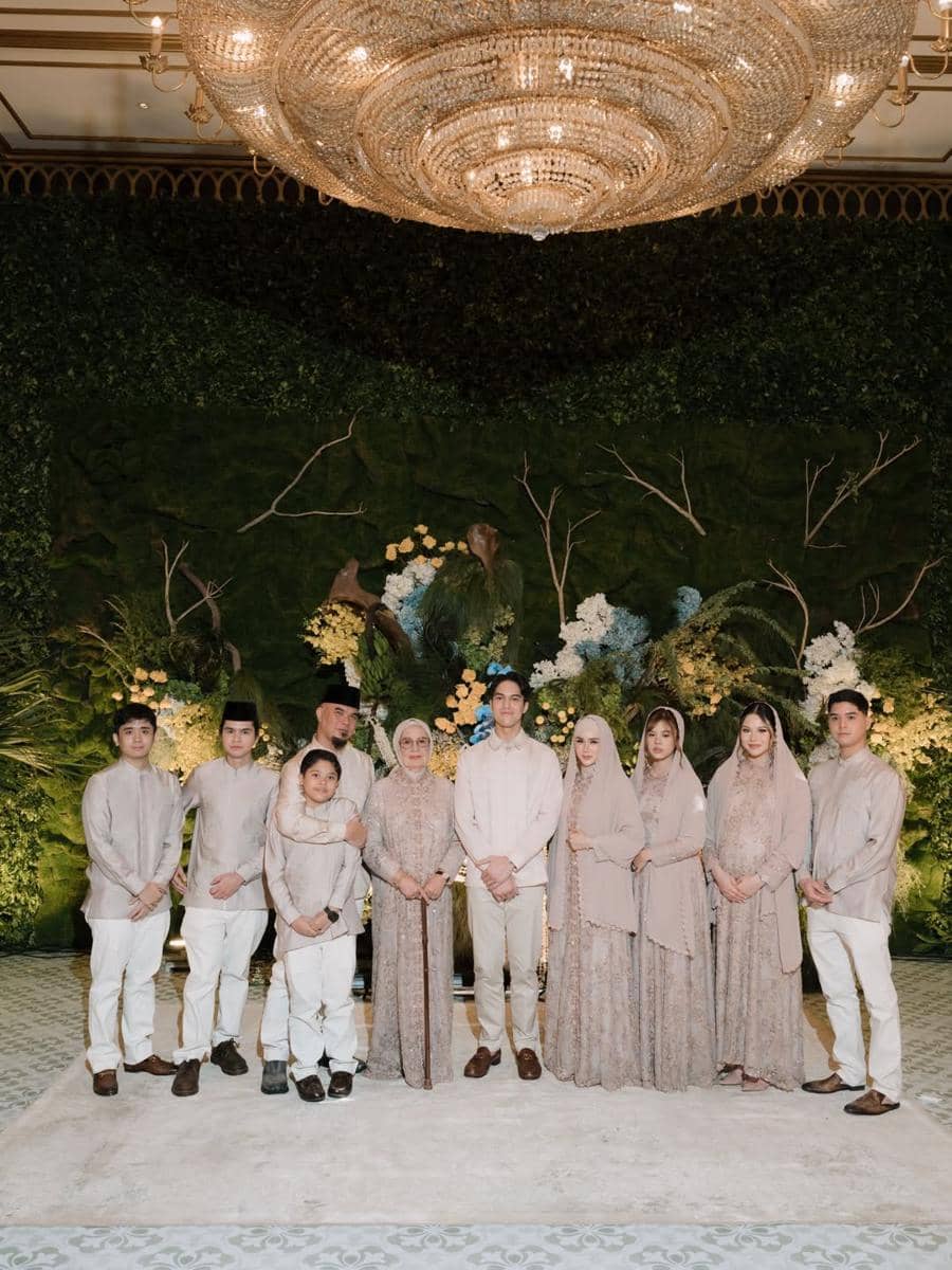 Gaya keluarga El Rumi Mulan Jameela.