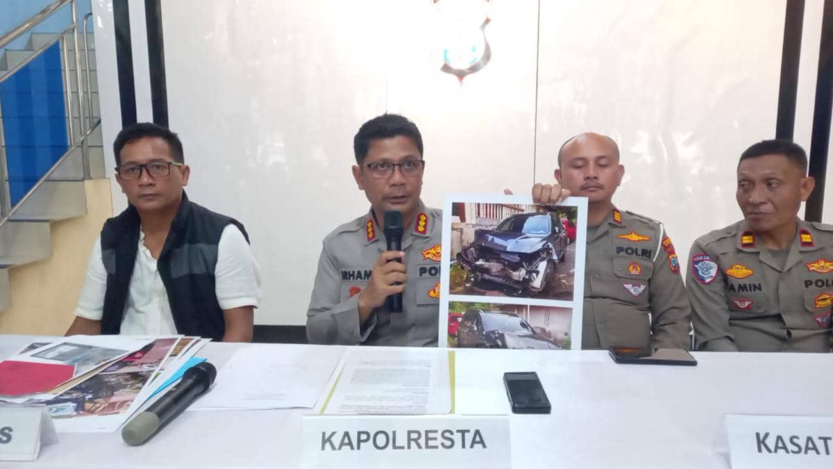 Kapolresta Manado memegang foto mobil rusak saat konferensi pers kasus kecelakaan lalu lintas di Polresta Manado, Sulawesi Utara.
