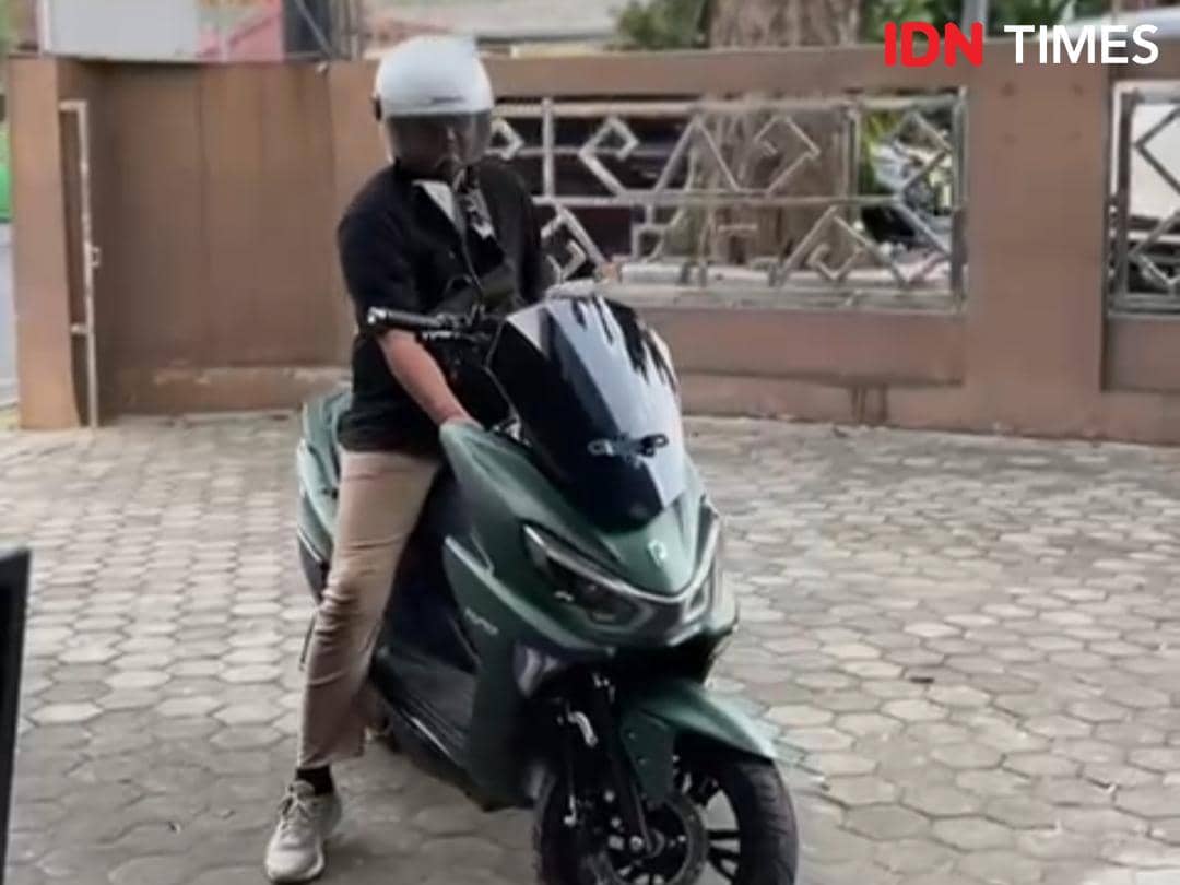 Asrul, warga Bandar Lampung merupakan penggunaan motor listrik Polytron Fox R. (IDN Times/Tama Yudha Wiguna) 