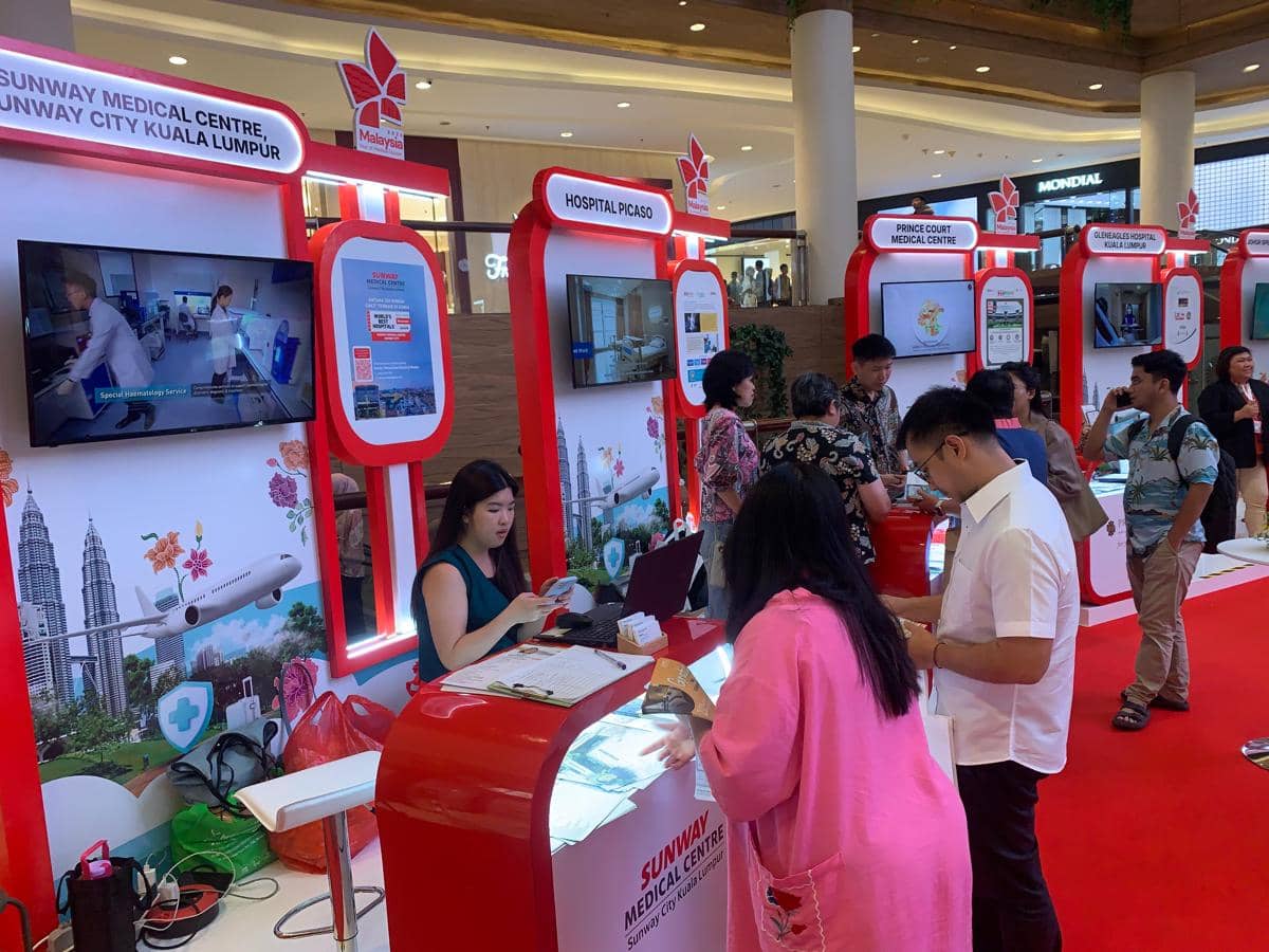 Pengunjung berinteraksi di stan Sunway Medical Centre dalam Malaysia Healthcare Expo 2026 di Sun Plaza Medan dengan suasana ramai dan informatif.