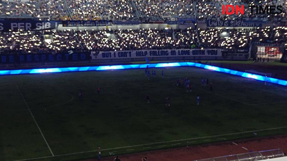 Pertandingan antara Persib melawan Persija yang berakhir tanpa gol di Stadion GBLA. (IDN Times/Debbie Sutrisno)