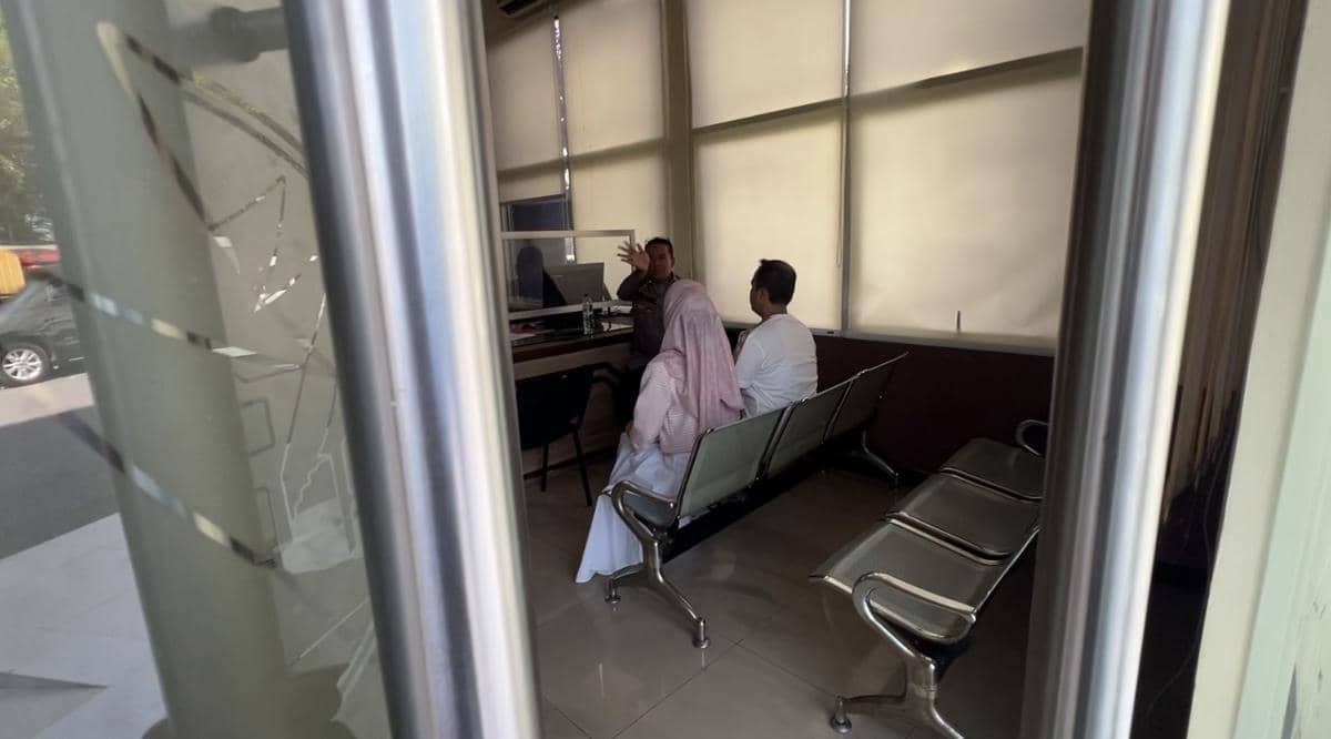 Doris diperiksa oleh petugas SPKT Polda Sumbar (Foto: IDN Times/Halbert Caniago)