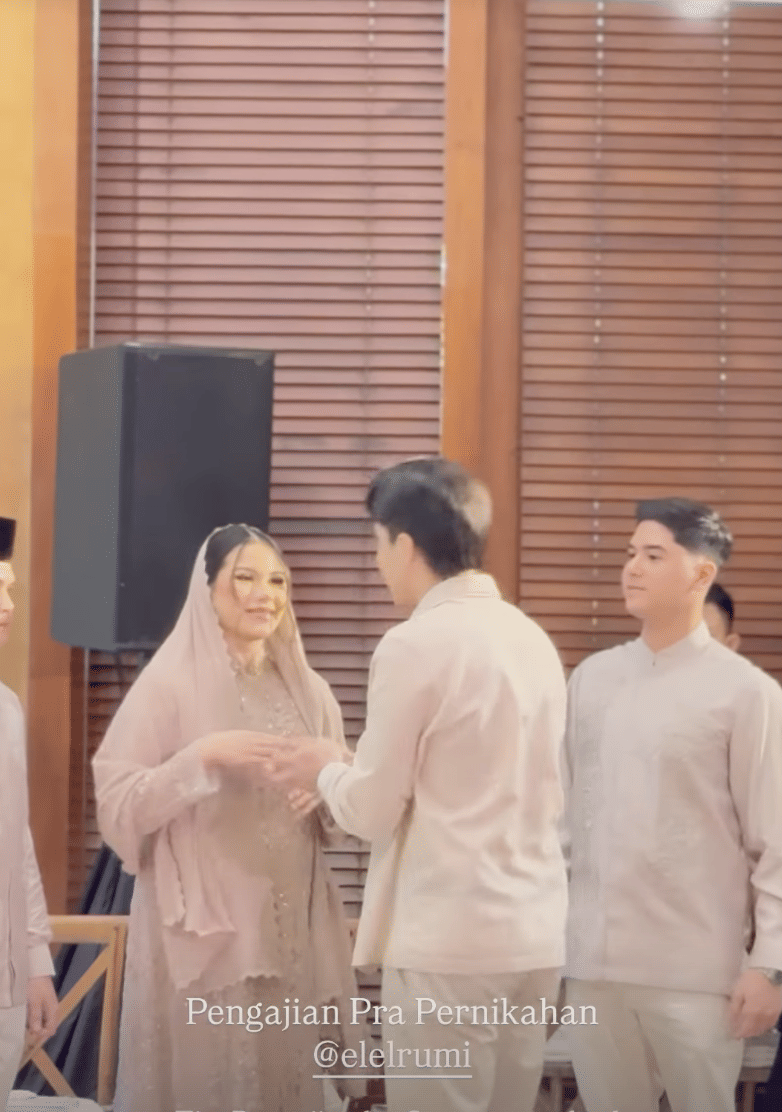 momen siraman El Rumi dan Syifa Hadju