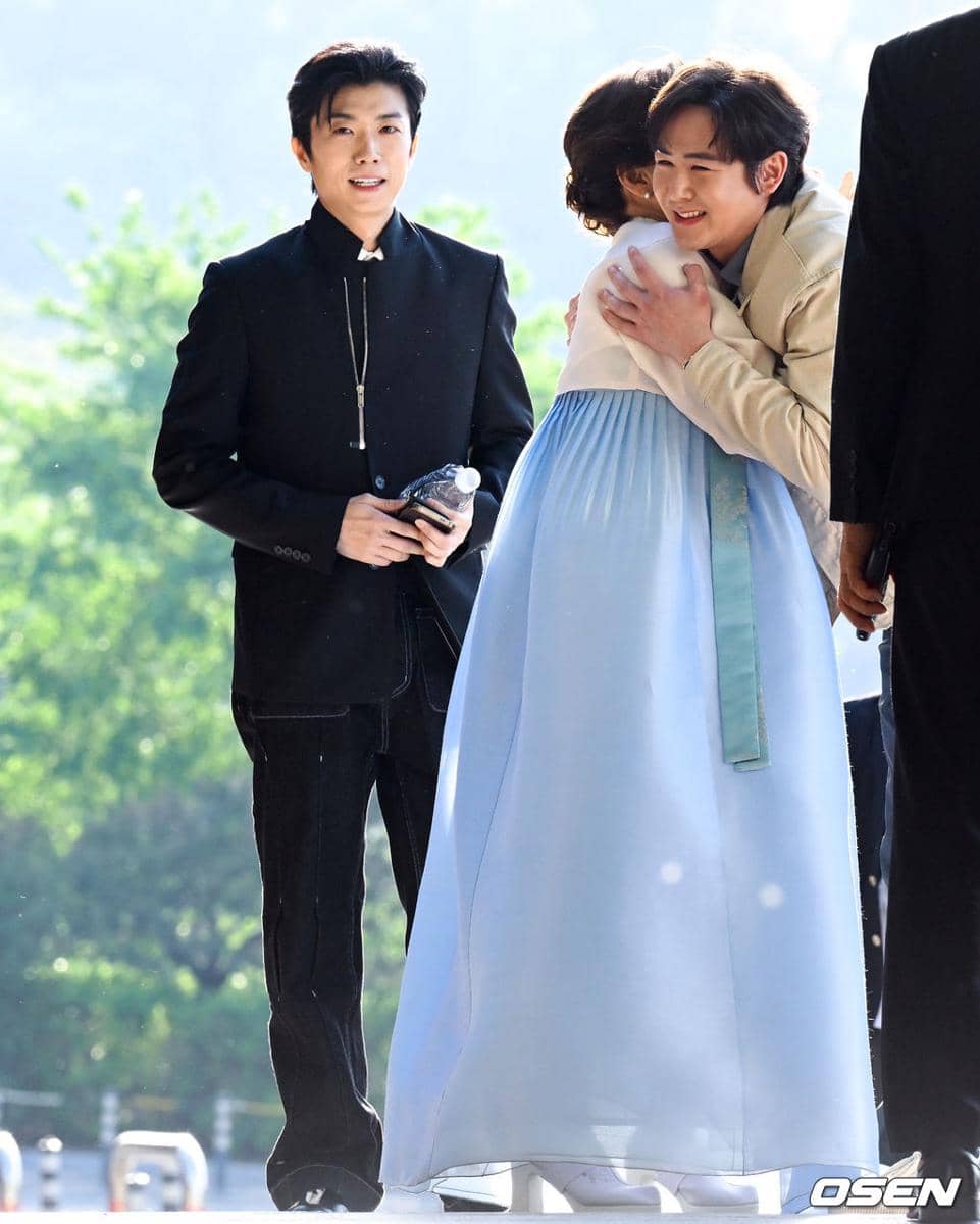 potret member 2PM di pernikahan Ok Taecyeon