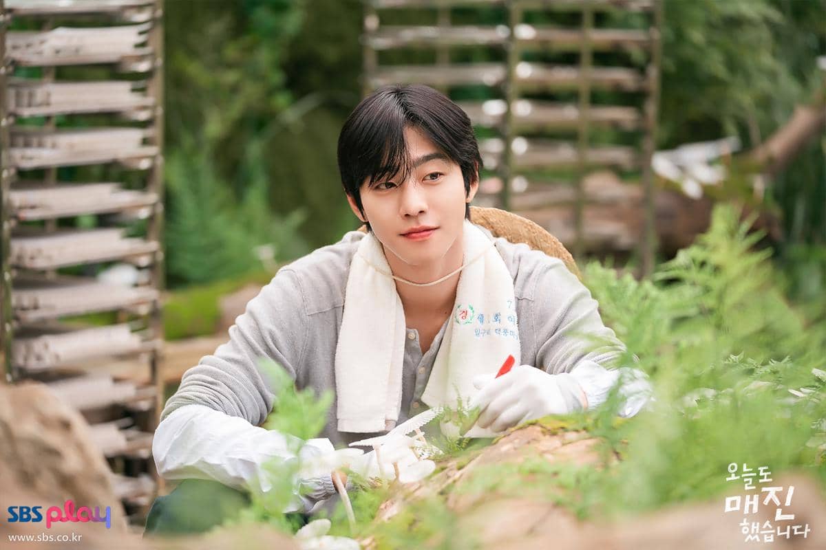 7 Alasan Matthew Lee Disukai oleh Para Tetua Desa di Sold Out On You