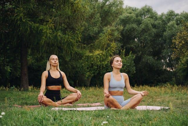Ilustrasi yoga di alam terbuka