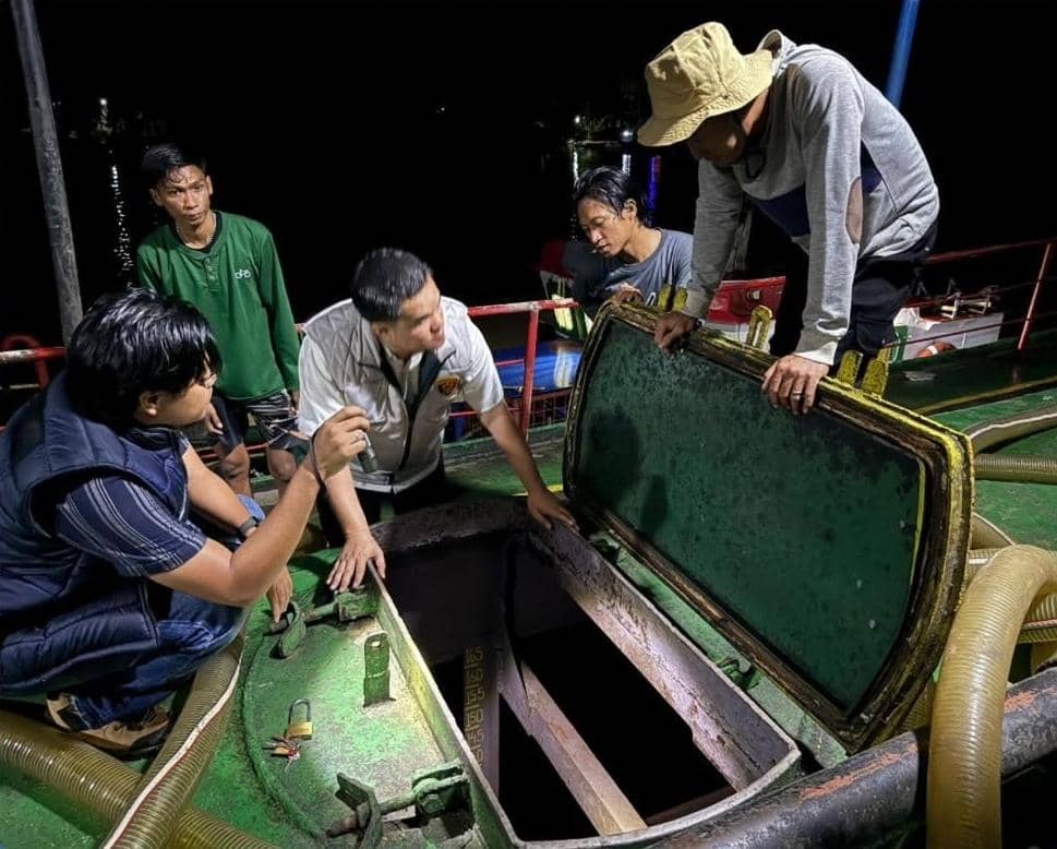 Petugas Ditreskrimsus Polda Sumsel saat menangkap dua kapal pengangkut BBM subsidi ilegal. (Dok. Polda Sumsel)