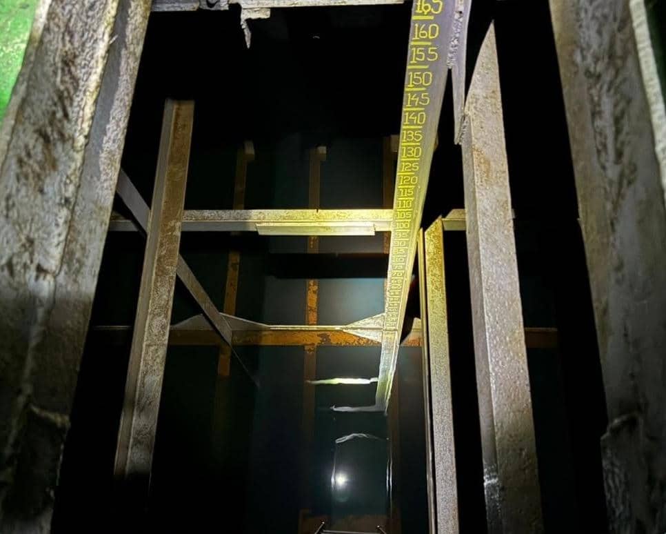 Petugas Ditreskrimsus Polda Sumsel saat menangkap dua kapal pengangkut BBM subsidi ilegal. (Dok. Polda Sumsel)