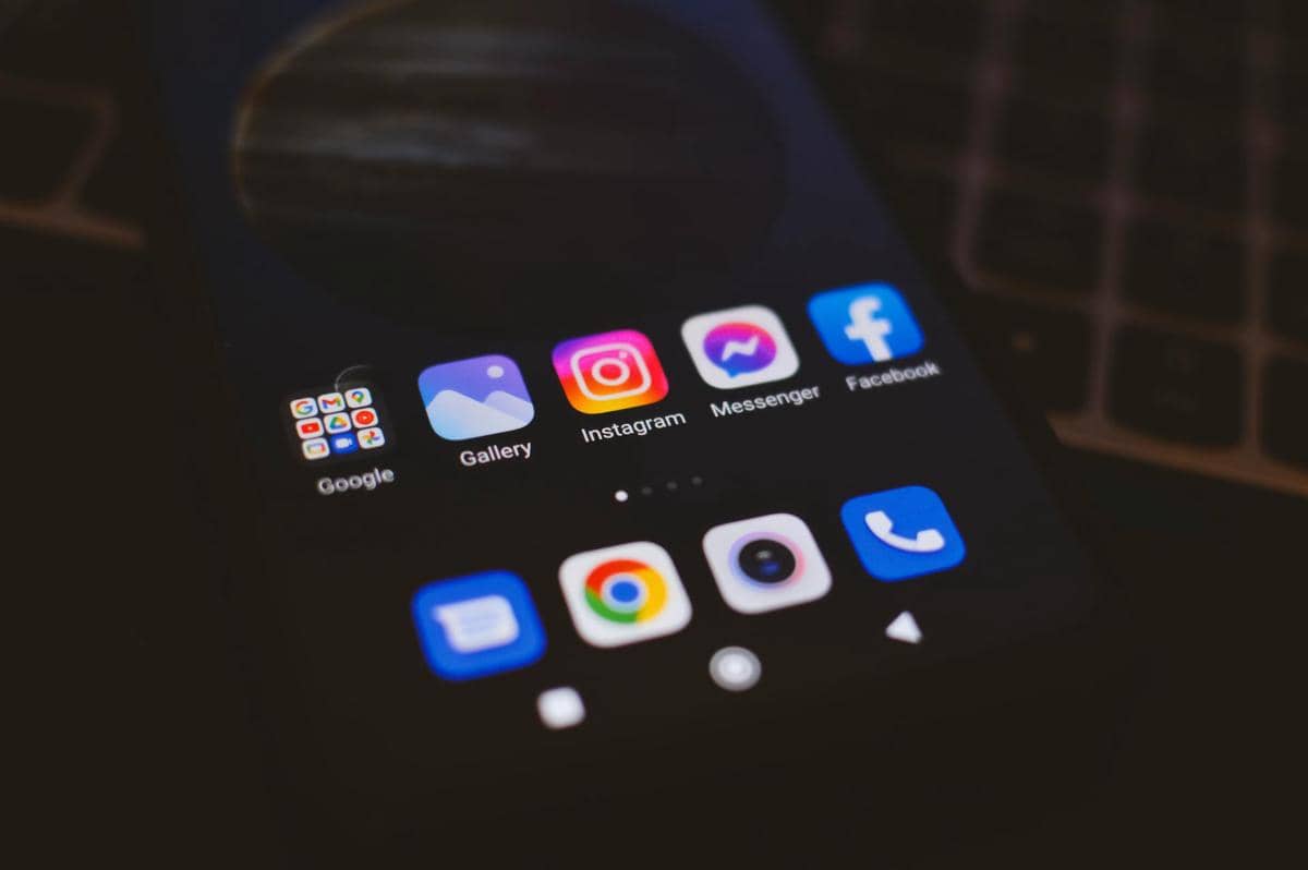 Tampilan layar ponsel menampilkan ikon aplikasi Meta seperti Instagram, Messenger, dan Facebook di antara beberapa aplikasi lainnya.