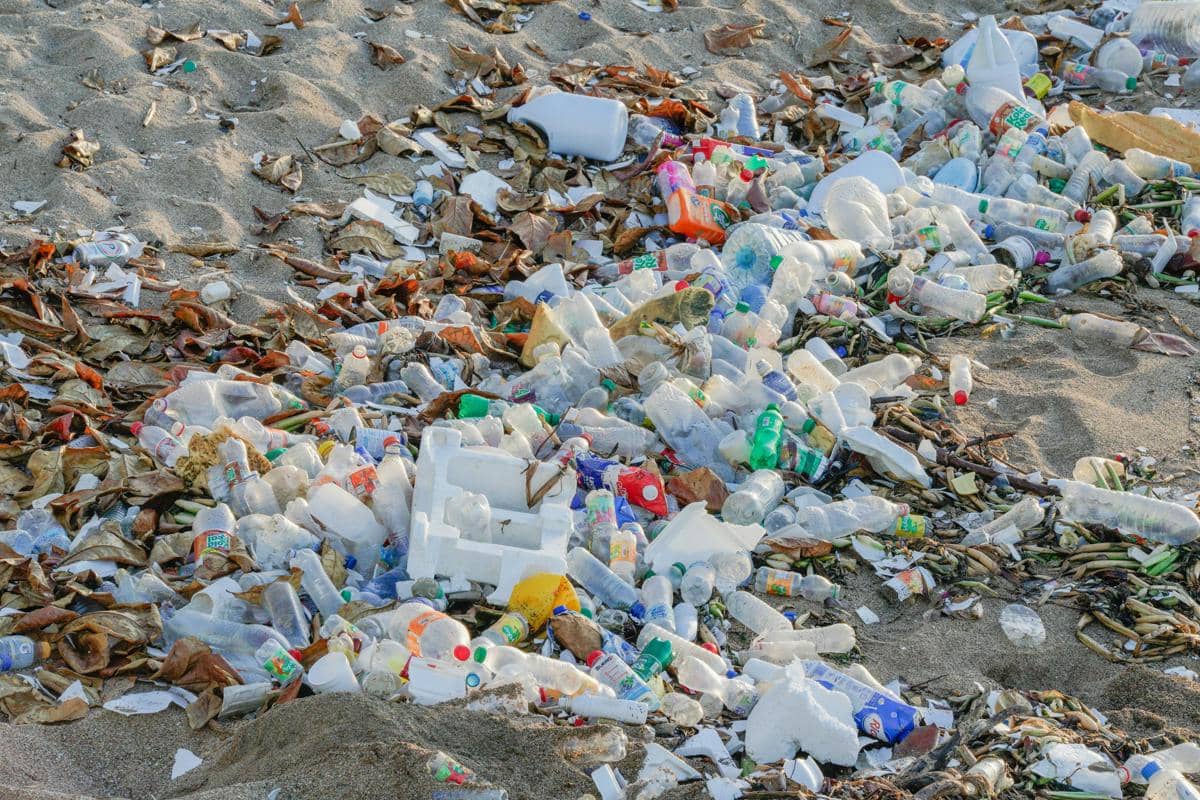 ilustrasi sampah plastik di lautan