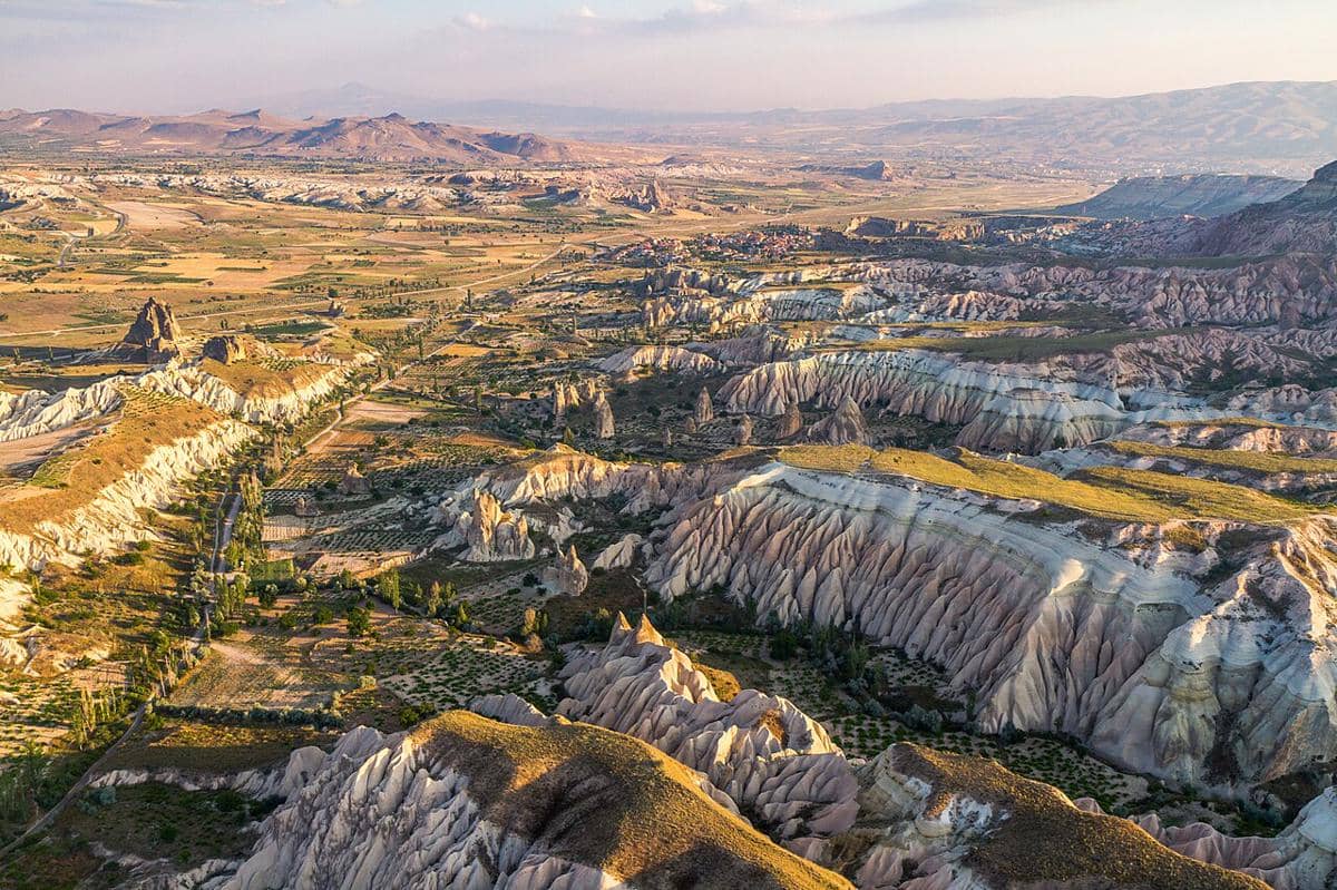 Pemandangan udara yang menakjubkan dari Cappadocia, sebuah wilayah bersejarah di Turki tengah yang dikenal dengan formasi geologisnya yang unik. 