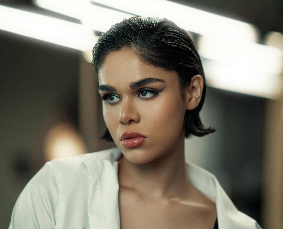 ilustrasi perempuan dengan helmet hair style