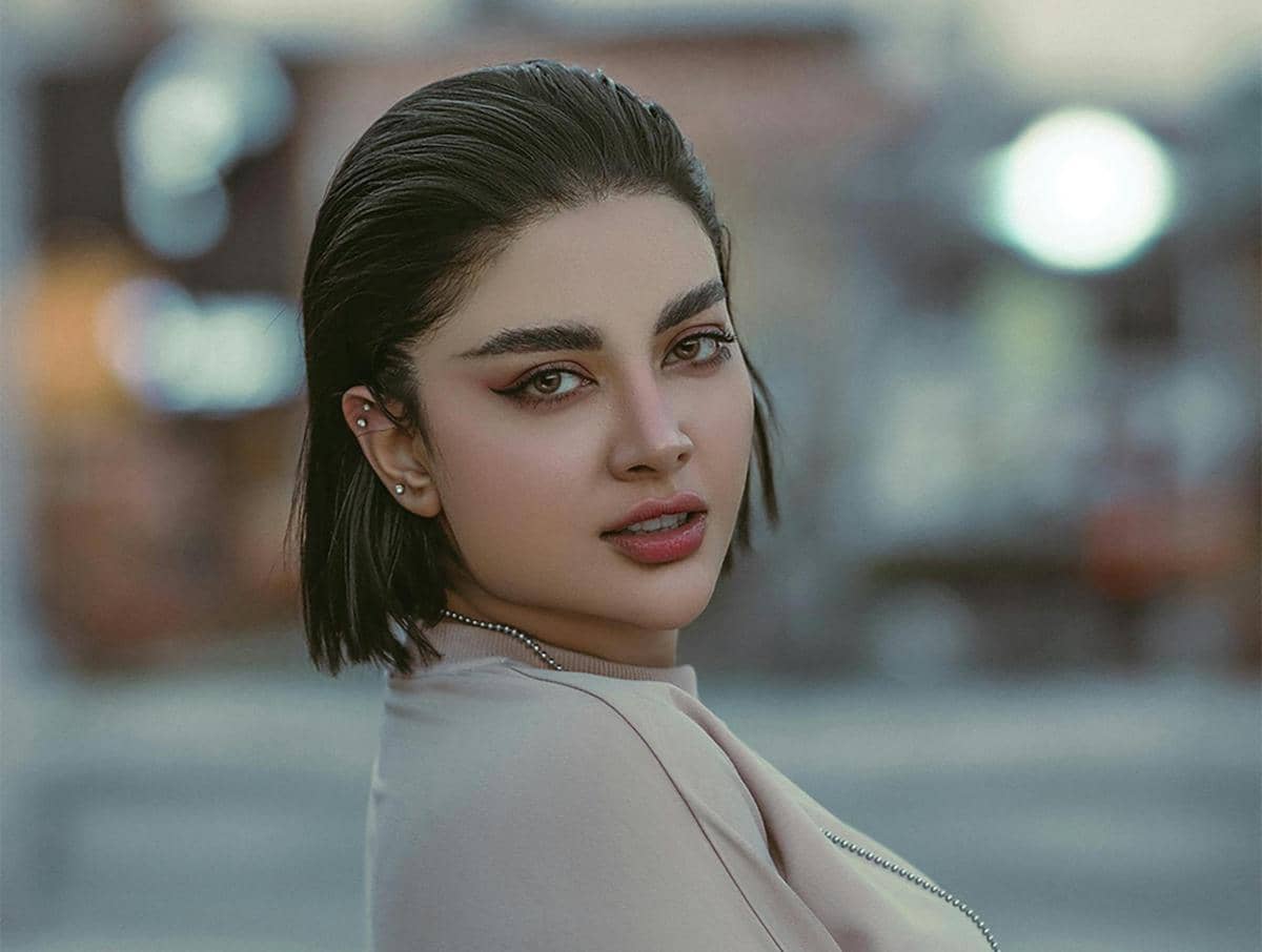 ilustrasi perempuan dengan helmet hair style