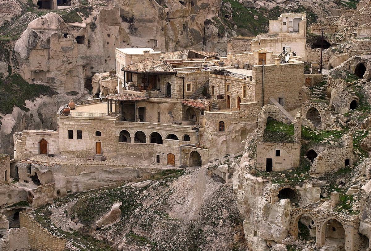 Rumah gua tradisional yang dibangun di dalam formasi batuan vulkanik di Cappadocia, Turki. 