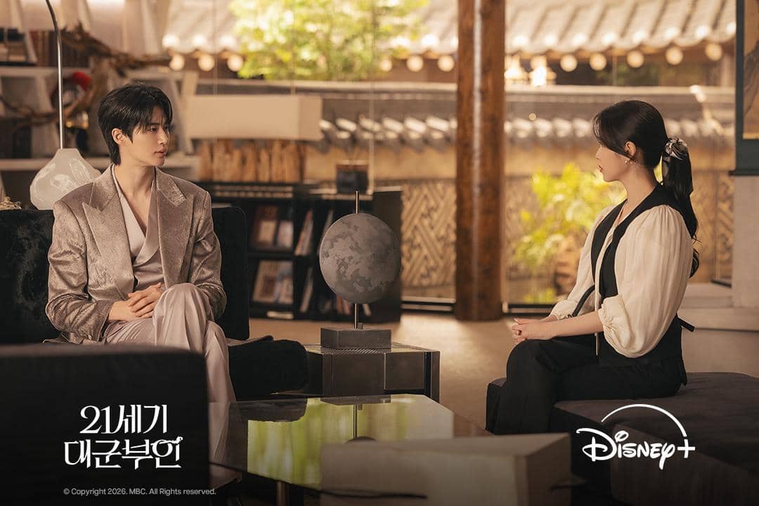 Seong Hui Ju (IU) dan I An (Byeon Woo Seok) dalam drakor Perfect Crown 