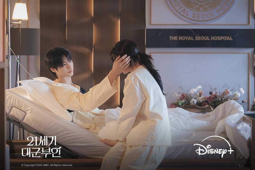 Seong Hui Ju (IU) dan I An (Byeon Woo Seok) dalam drakor Perfect Crown 