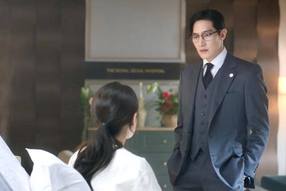 Seong Hui Ju (IU) dan Min Jung Woo (Noh Sang Hyun) dalam drakor Perfect Crown 