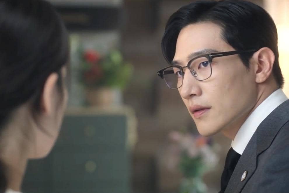 Seong Hui Ju (IU) dan Min Jung Woo (Noh Sang Hyun) dalam drakor Perfect Crown 