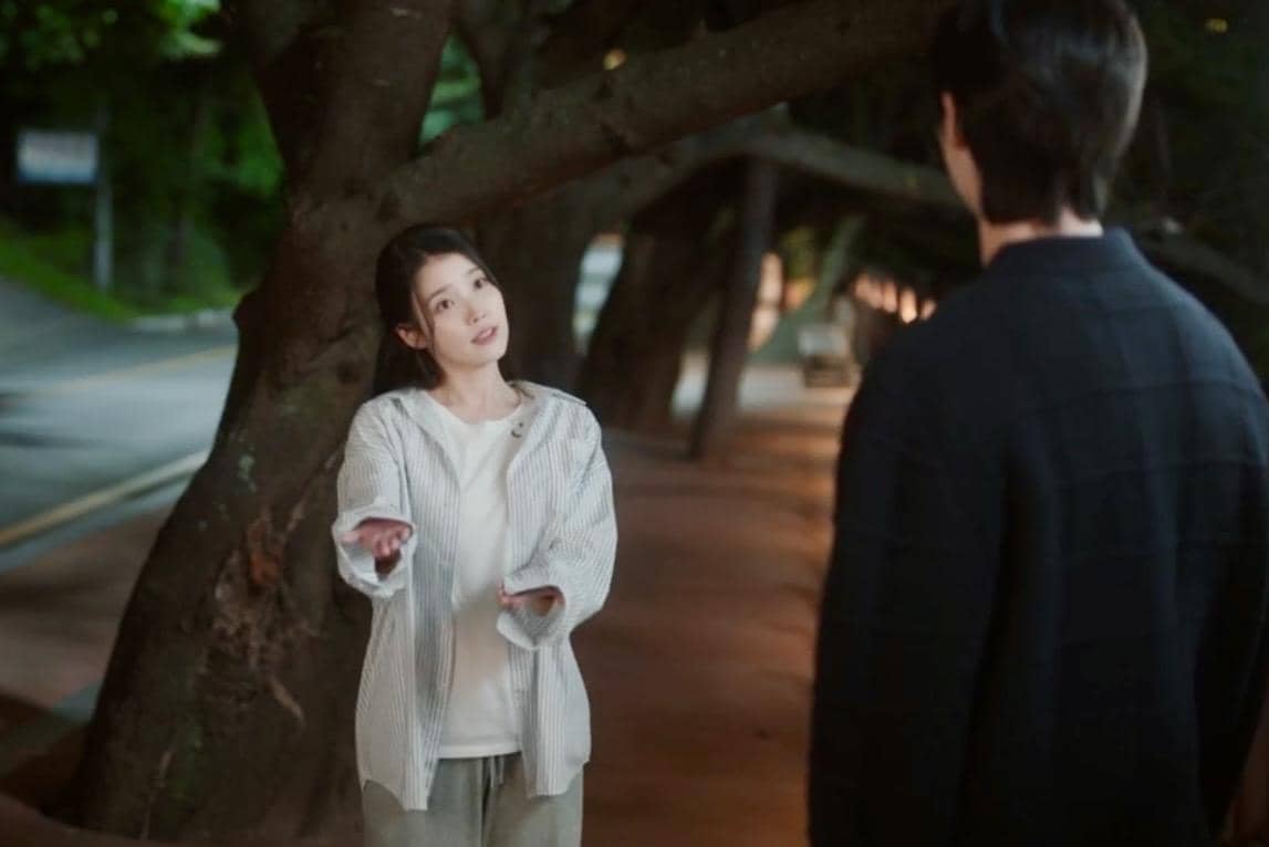 Seong Hui Ju (IU) dan I An (Byeon Woo Seok) dalam drakor Perfect Crown 