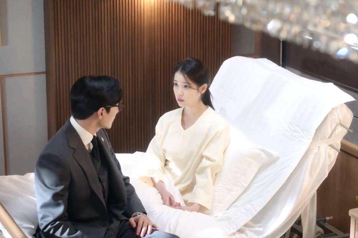 Seong Hui Ju (IU) dan Min Jung Woo (Noh Sang Hyun) dalam drakor Perfect Crown 