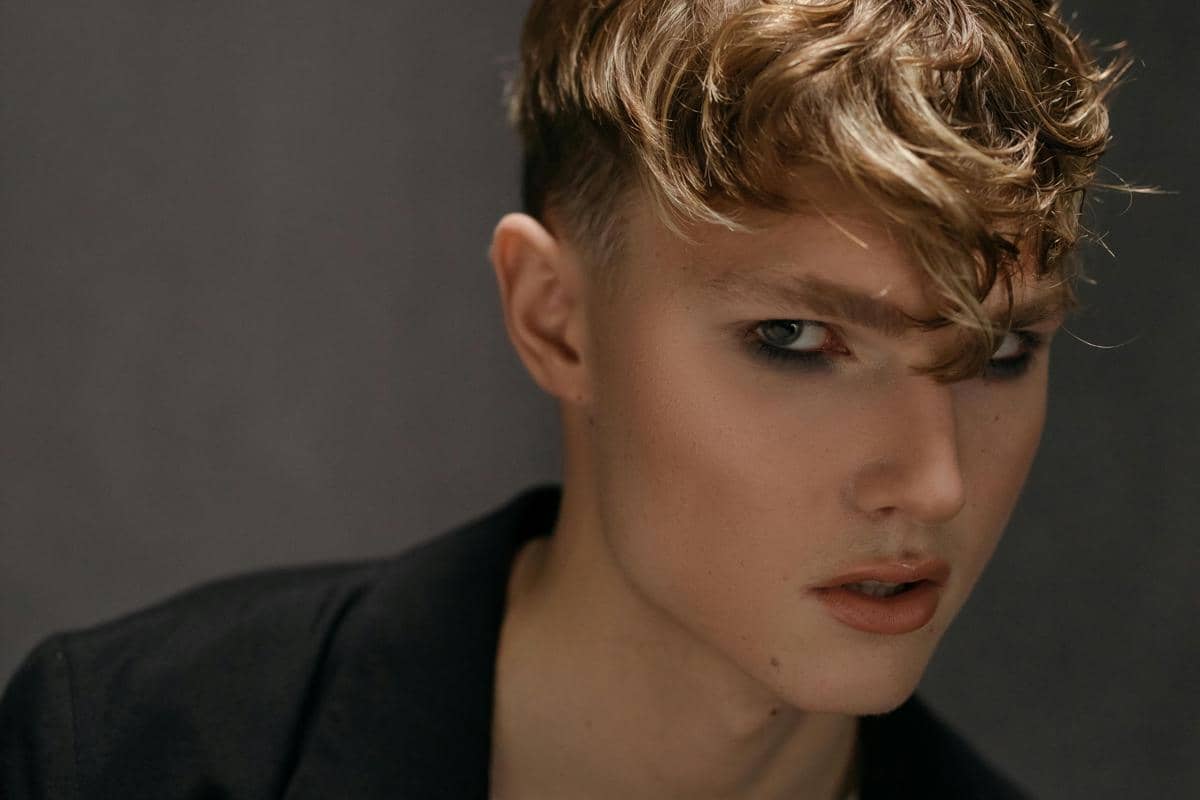 ilustrasi model rambut  Fluffy angular fringe (pexels.com/cottonbro studio)