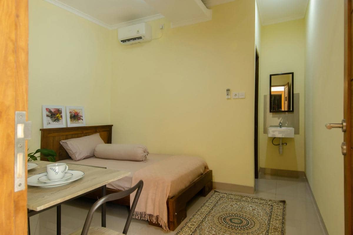 Ilustrasi Kost Putri Irarri Jambangan dengan lingkungan perumahan. 