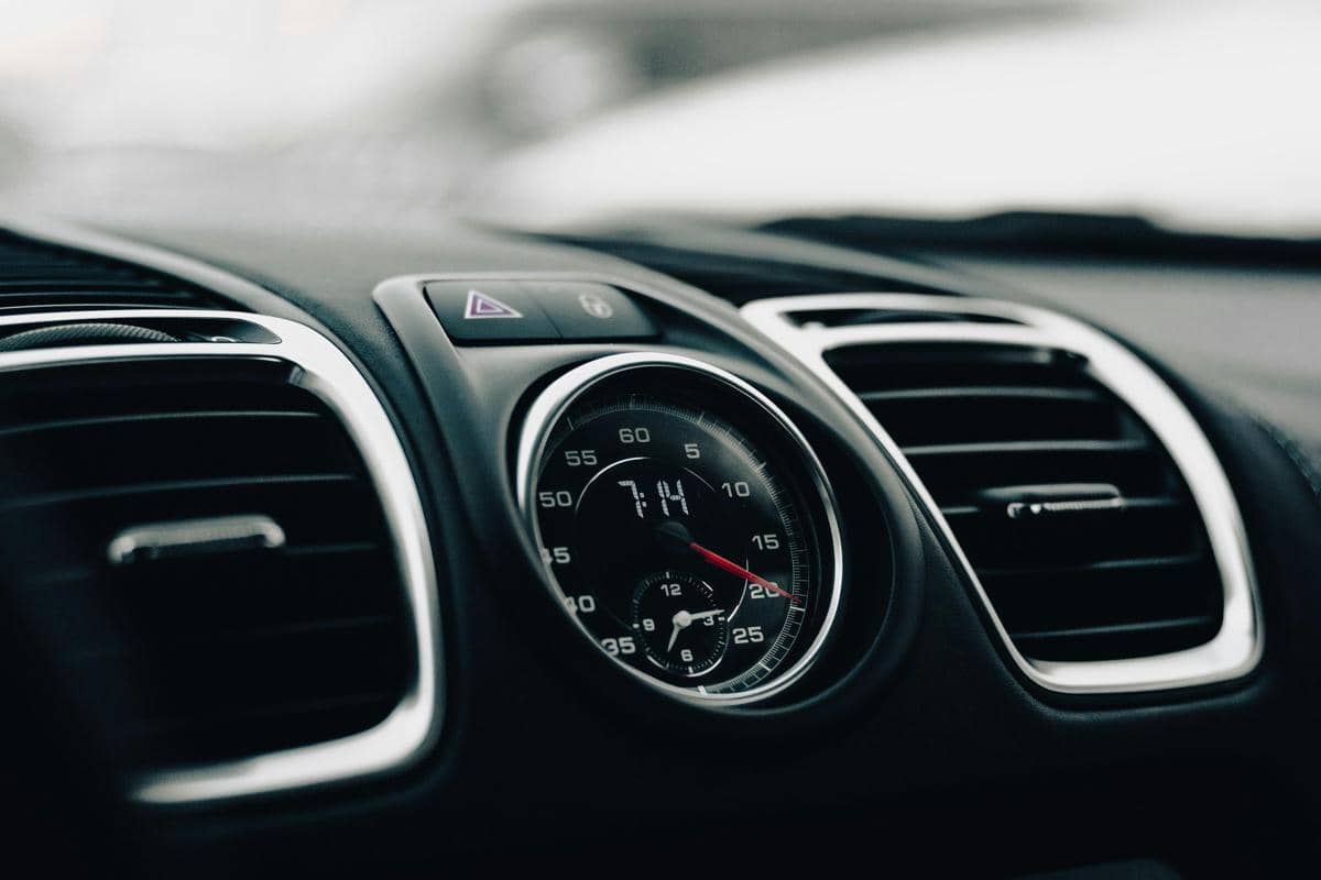 5 Penyebab AC Mobil Gak Dingin Maksimal saat Berkendara Siang Hari