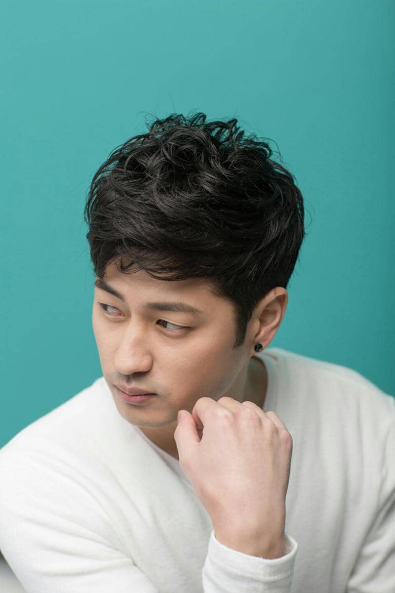 ilustrasi model rambut Fluffy side part pompadour (pexels.com/Joon Tae Kim)
