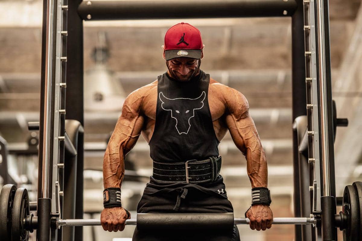 ilustrasi pria angkat beban gym