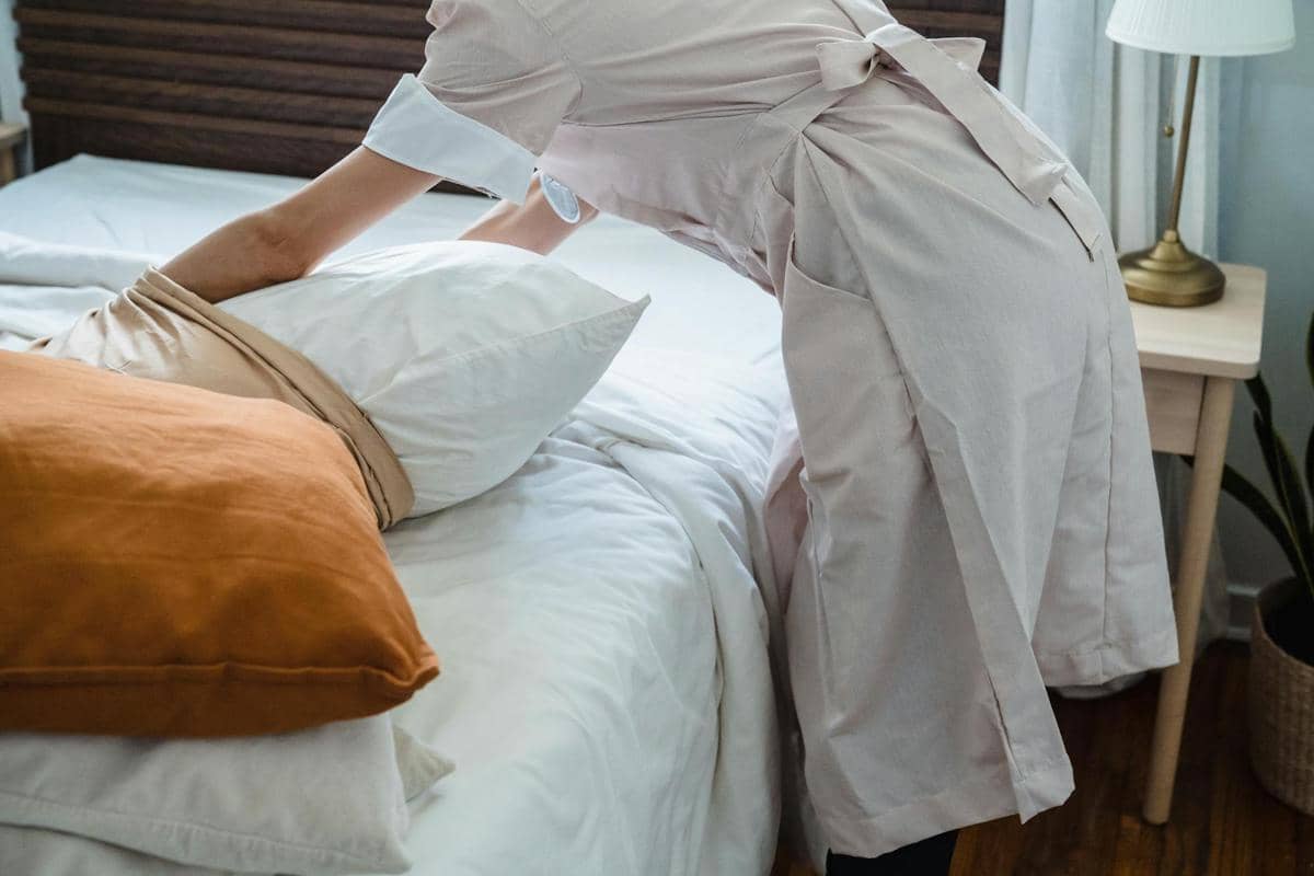 pekerja rumah tangga yang membersihkan rumah