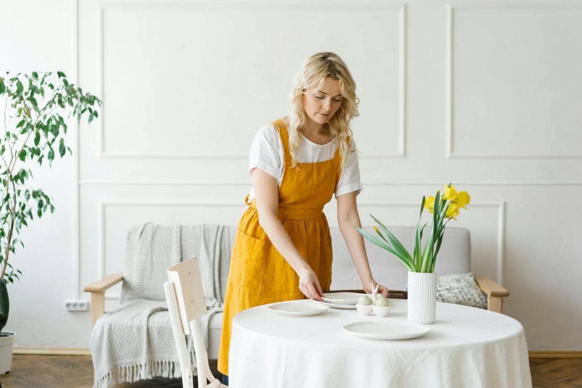 pekerja rumah tangga yang sedang menyiapkan makan