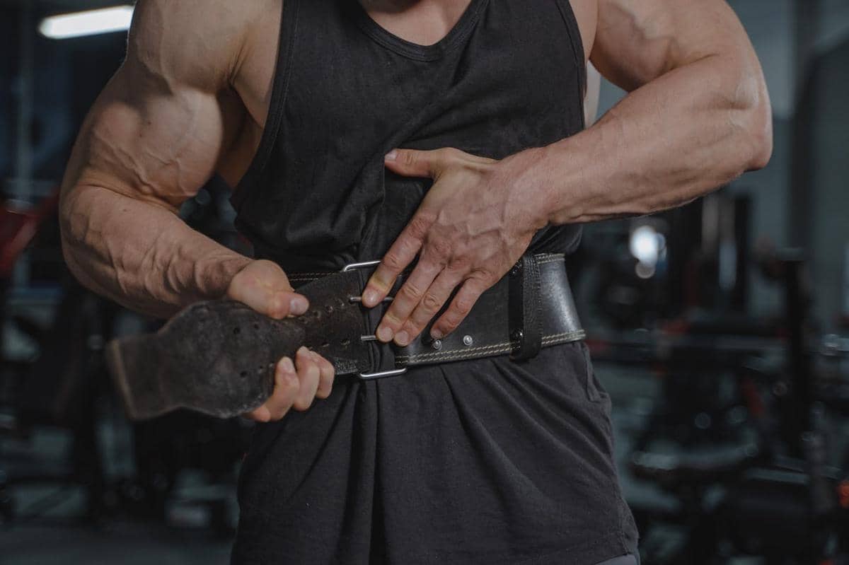 5 Alasan Pentingnya Training Belt untuk Pria saat Latihan Gym Berat