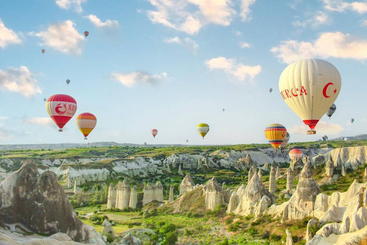 Penerbangan balon udara saat matahari terbit di atas wilayah Cappadocia, Turki. 