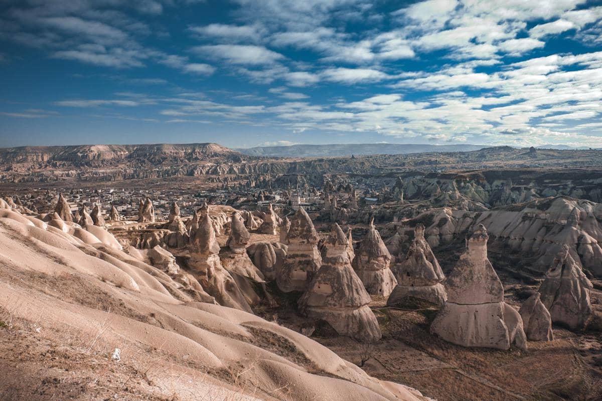 Cerobong peri di Cappadocia, sebuah wilayah bersejarah di Turki tengah yang terkenal dengan formasi geologisnya yang unik. 