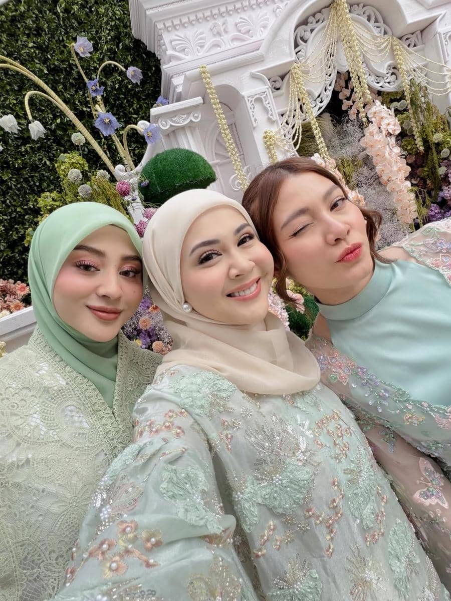 Kesha Ratuliu di acara siraman Syifa Hadju