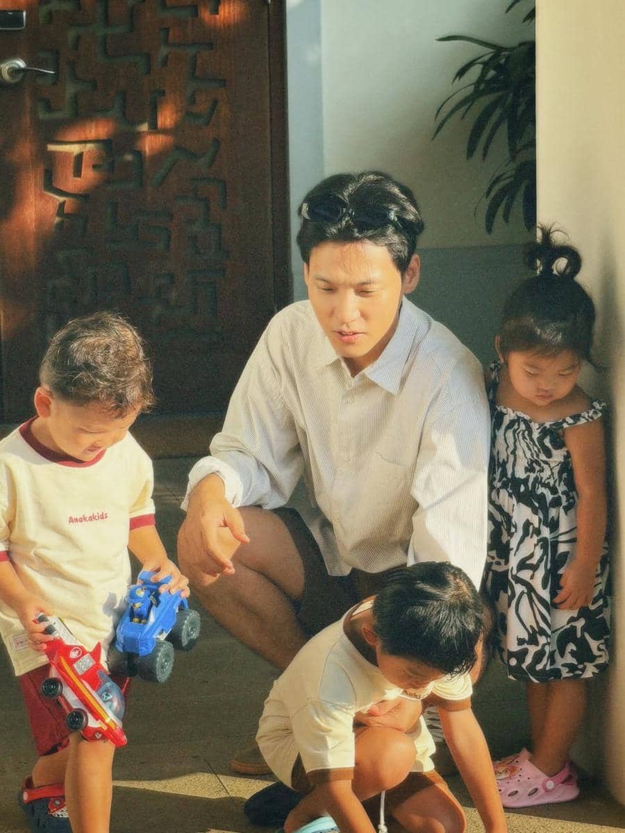 Na Daehoon saat berlibur di pantai bareng Trio Na