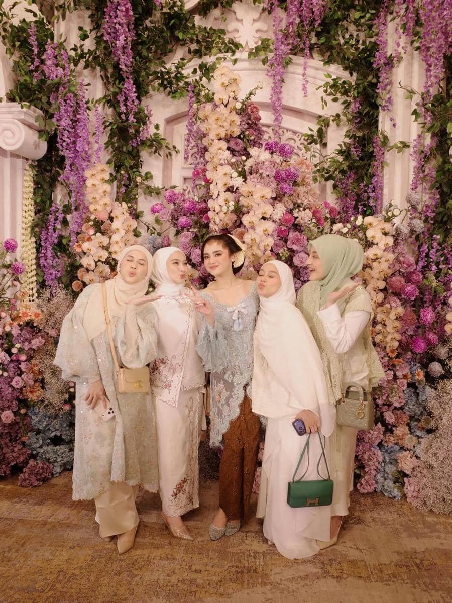 Kesha Ratuliu di acara siraman Syifa Hadju