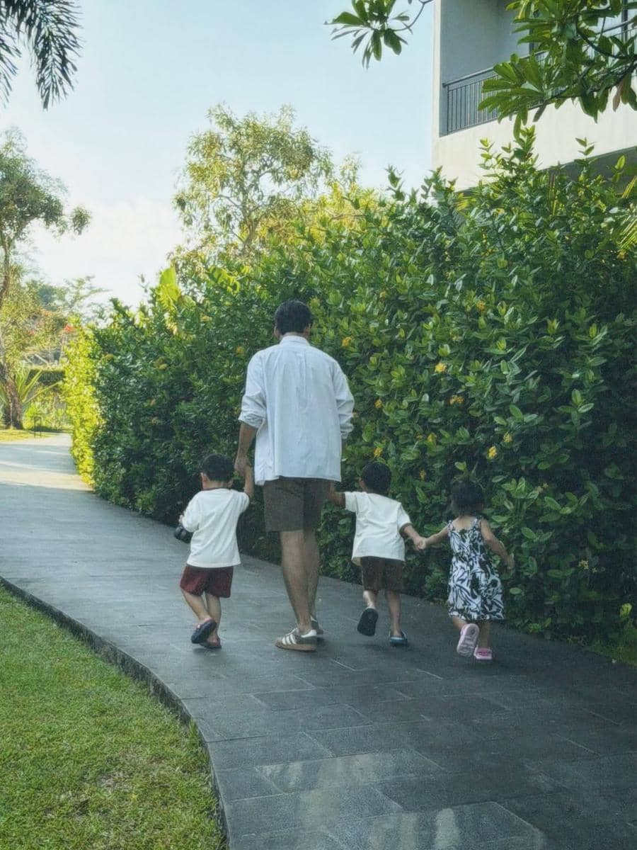 Na Daehoon saat berlibur di pantai bareng Trio Na