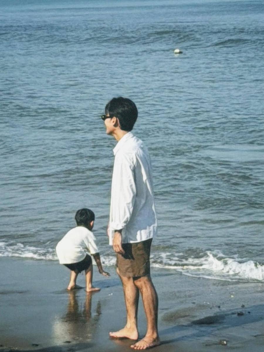 Na Daehoon saat berlibur di pantai bareng Trio Na