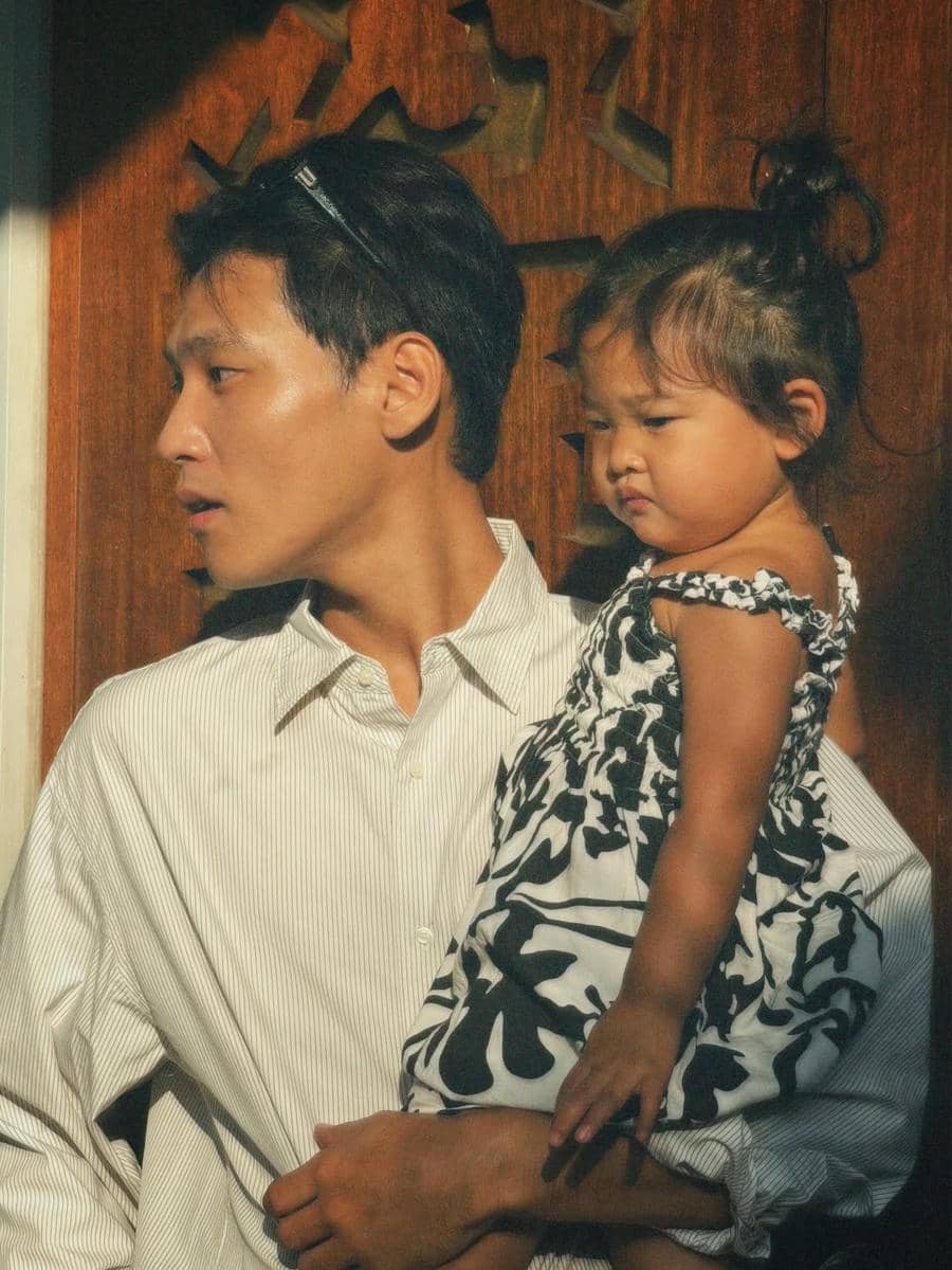 Na Daehoon saat berlibur di pantai bareng Trio Na