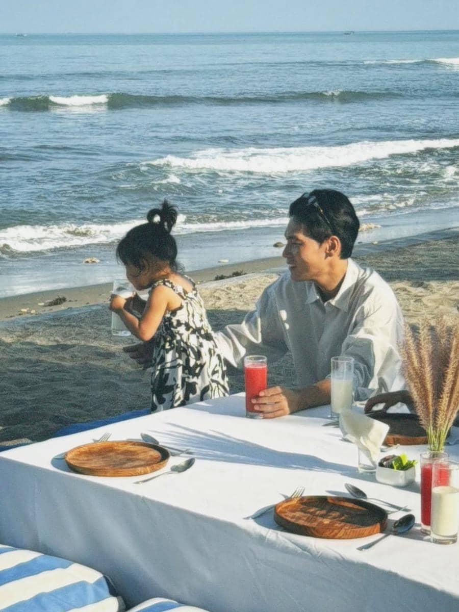 Na Daehoon saat berlibur di pantai bareng Trio Na